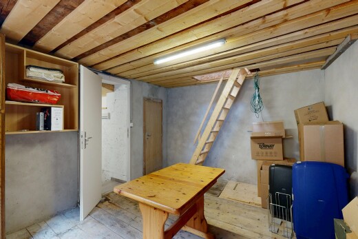 innenraum mit betonmauer, concrete wall, inside property, und treppen