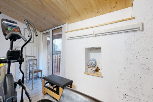 fitnessstudio mit wood ceiling, holzdecke, inside property, natural light, und natürliches licht