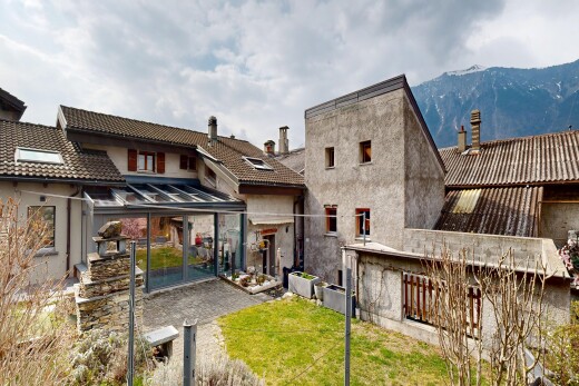 außenansicht mit property visible, rasen, und ziegeldach