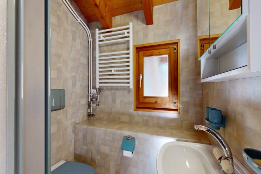 bad mit kühler, inside property, handtuchwärmer, waschbecken, und spiegel