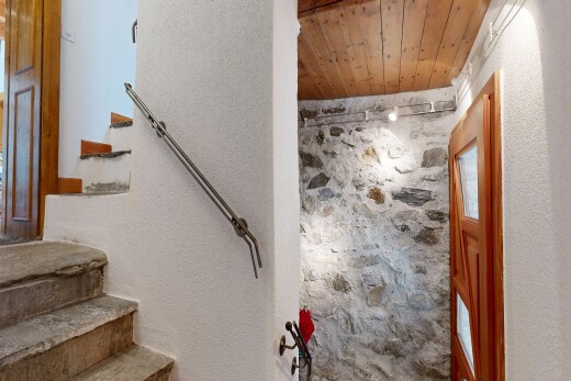 treppe mit strukturierte wand, textured wall, holzdecke, wood ceiling, und treppen