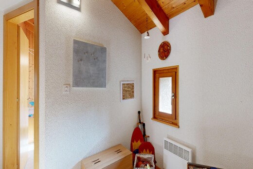 zimmer / schlafzimmer mit beamed ceiling, balkendecke, vaulted ceiling, dachschräge, und wood ceiling