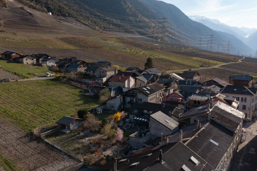 blick auf die berge mit mountain view, blick auf die berge, power lines view, day time, und aerial view
