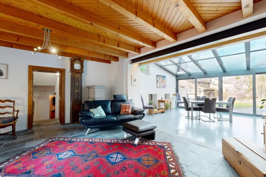 wohn- / esszimmer mit inside property, natürliches licht, natural light, dachschräge, und vaulted ceiling