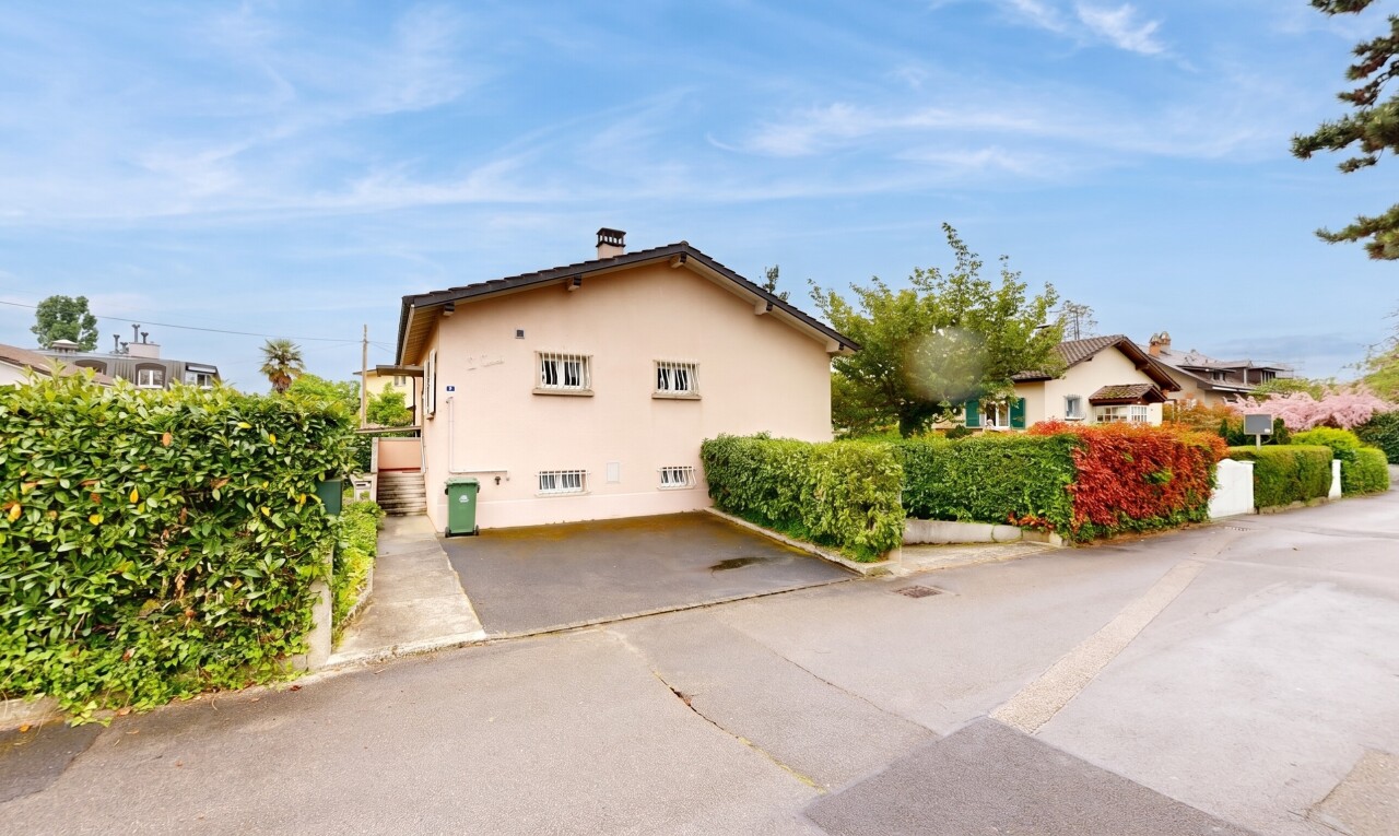 view of property featuring stucco siding