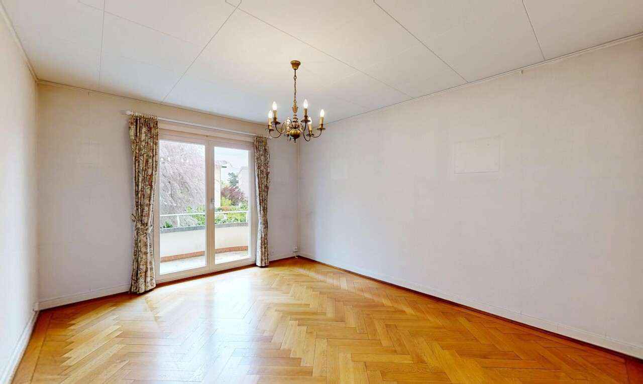 empty room featuring suspended lighting and parquet flooring