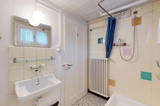 bad mit kühler, waschbecken, dusche, komplettes badezimmer, und inside property