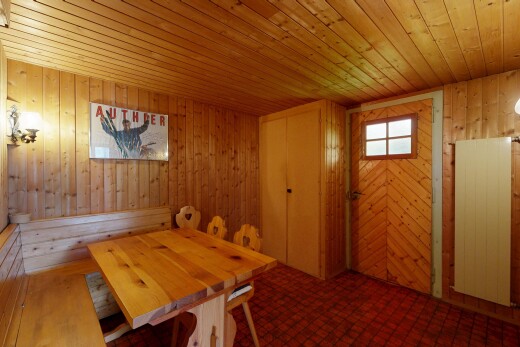 salle à manger avec mur en bois, wood wall, plafond en bois, wood ceiling, et inside property