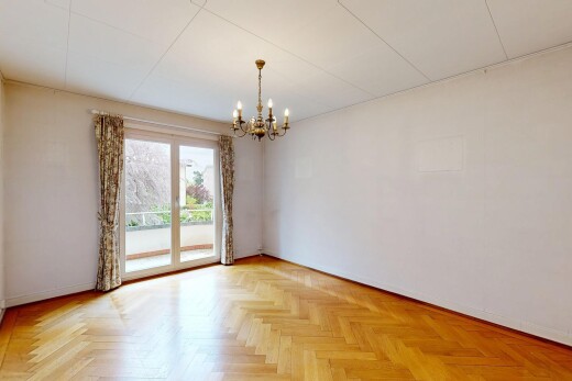 leerer raum mit bemerkenswerter kronleuchter, drywall, gipskartonwand, wood finish floor, und holzfußboden