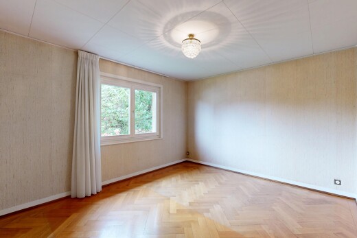 pièce vide avec wood finish floor, sol en finition bois, parquet floor, inside property, et light floor