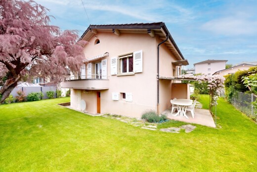 façade avec clôture, pelouse, bardage en stuc, property visible, et day time