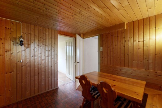 salle à manger avec plafond en bois, wood ceiling, inside property, mur en bois, et wood wall