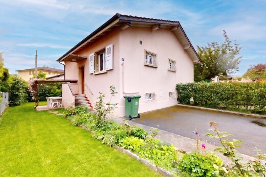 außenansicht mit from property, stuckverkleidung, rasen, zaun, und day time
