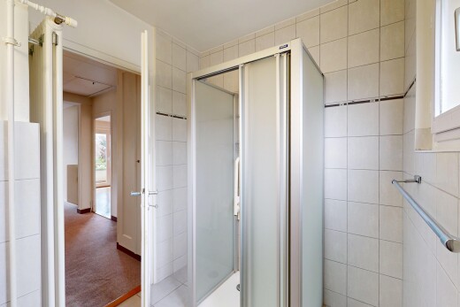 bad mit natural light, natürliches licht, dusche, light floor, und komplettes badezimmer