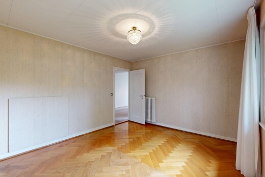 leerer raum mit holzfußboden, wood finish floor, parquet floor, kühler, und inside property