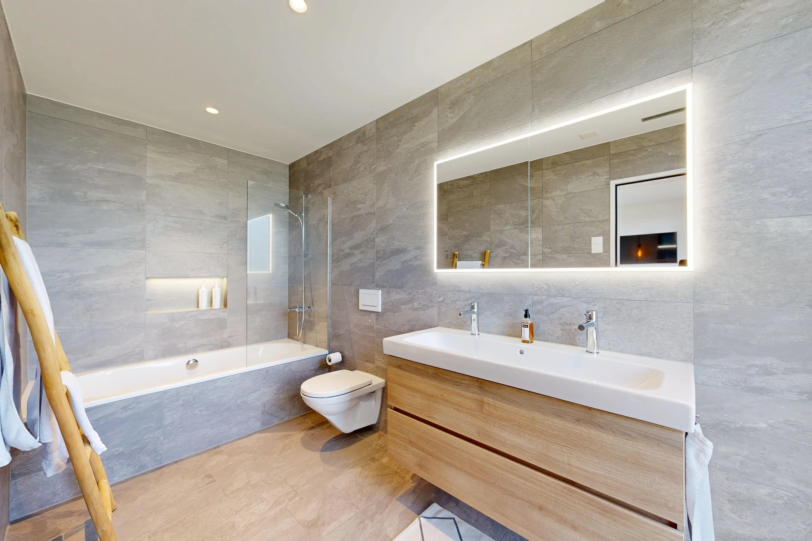 bad mit fliesenwand, tile wall, komplettes badezimmer, doppelwaschtisch, und kombiniertes bad / dusche