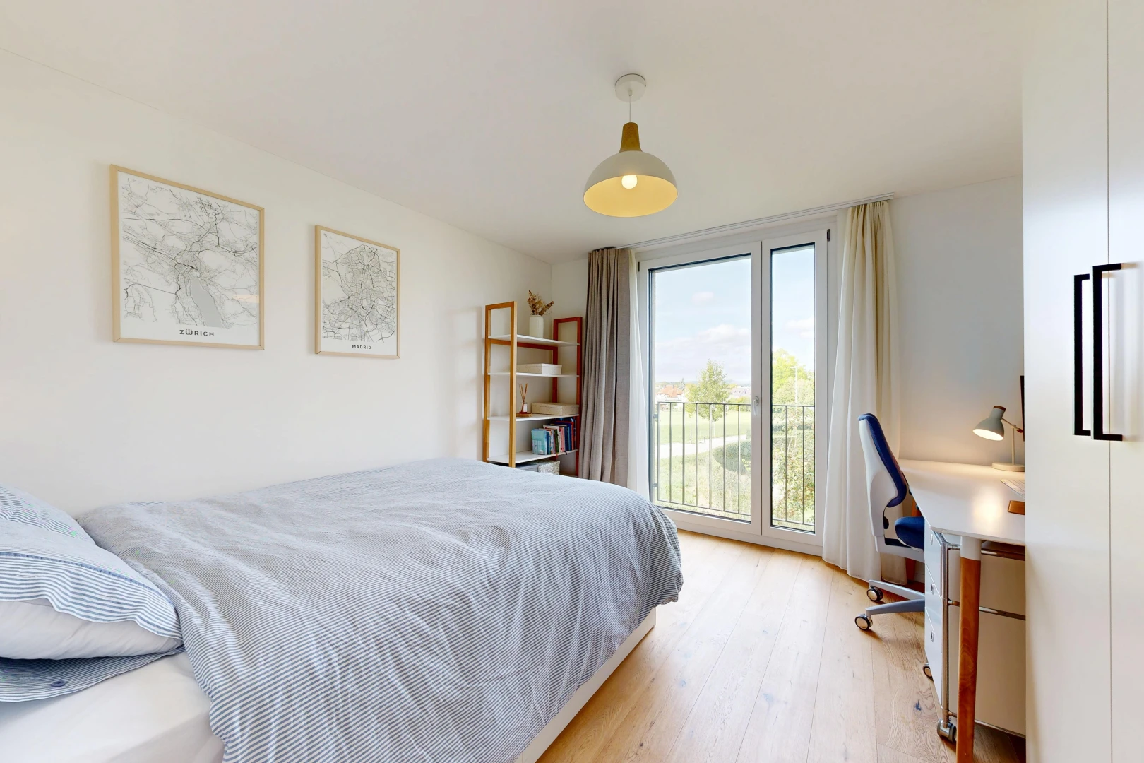 zimmer / schlafzimmer mit außenzugang, bürobereich, pendelleuchte, day time, und holzfußboden