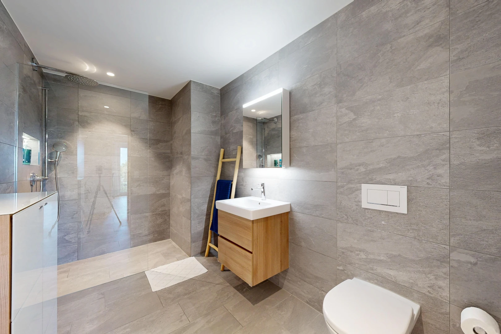 bad mit tile wall, fliesenwand, dusche, schminktisch, und komplettes badezimmer