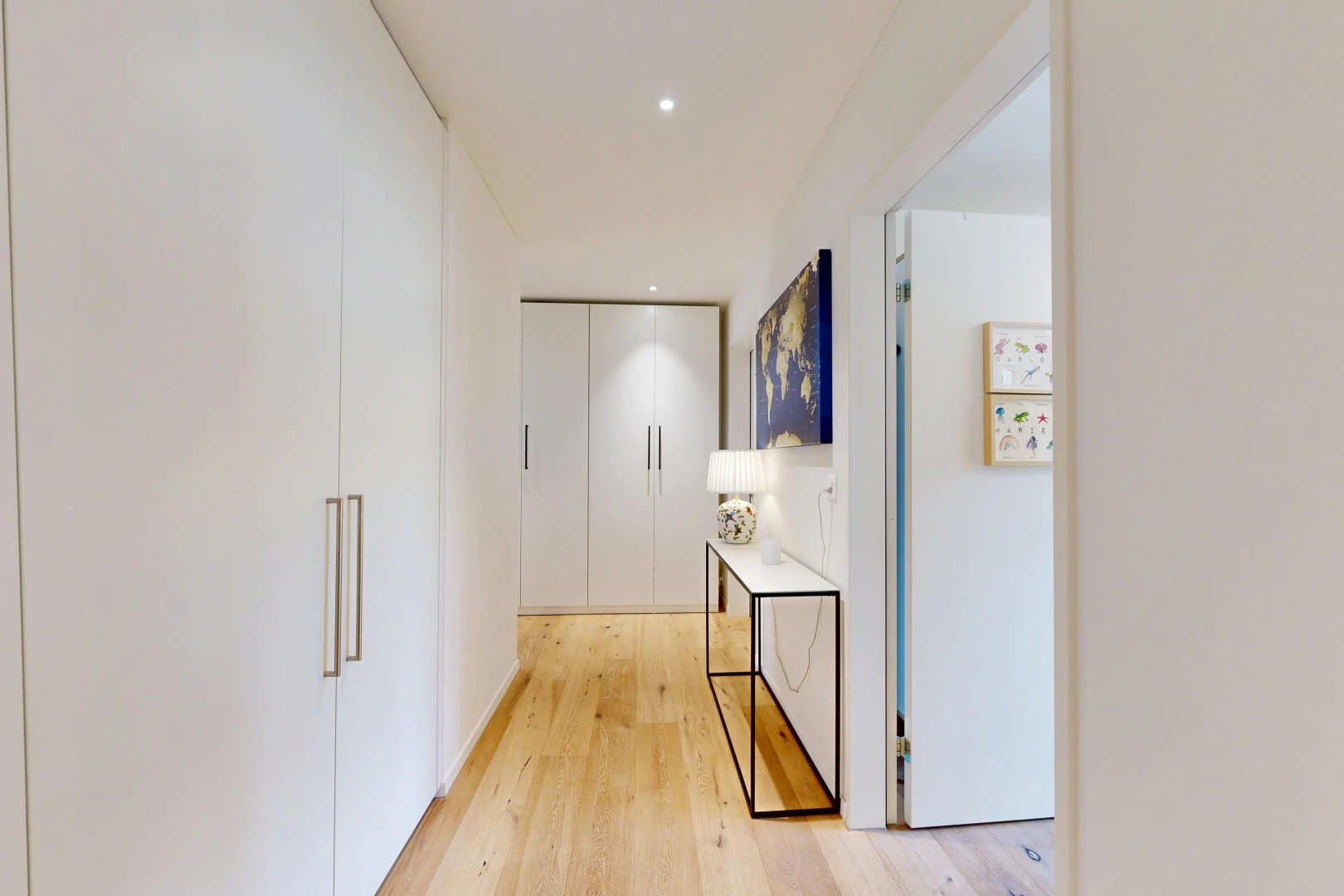 halle / korridor mit light floor, wood finish floor, holzfußboden, inside property, und drywall