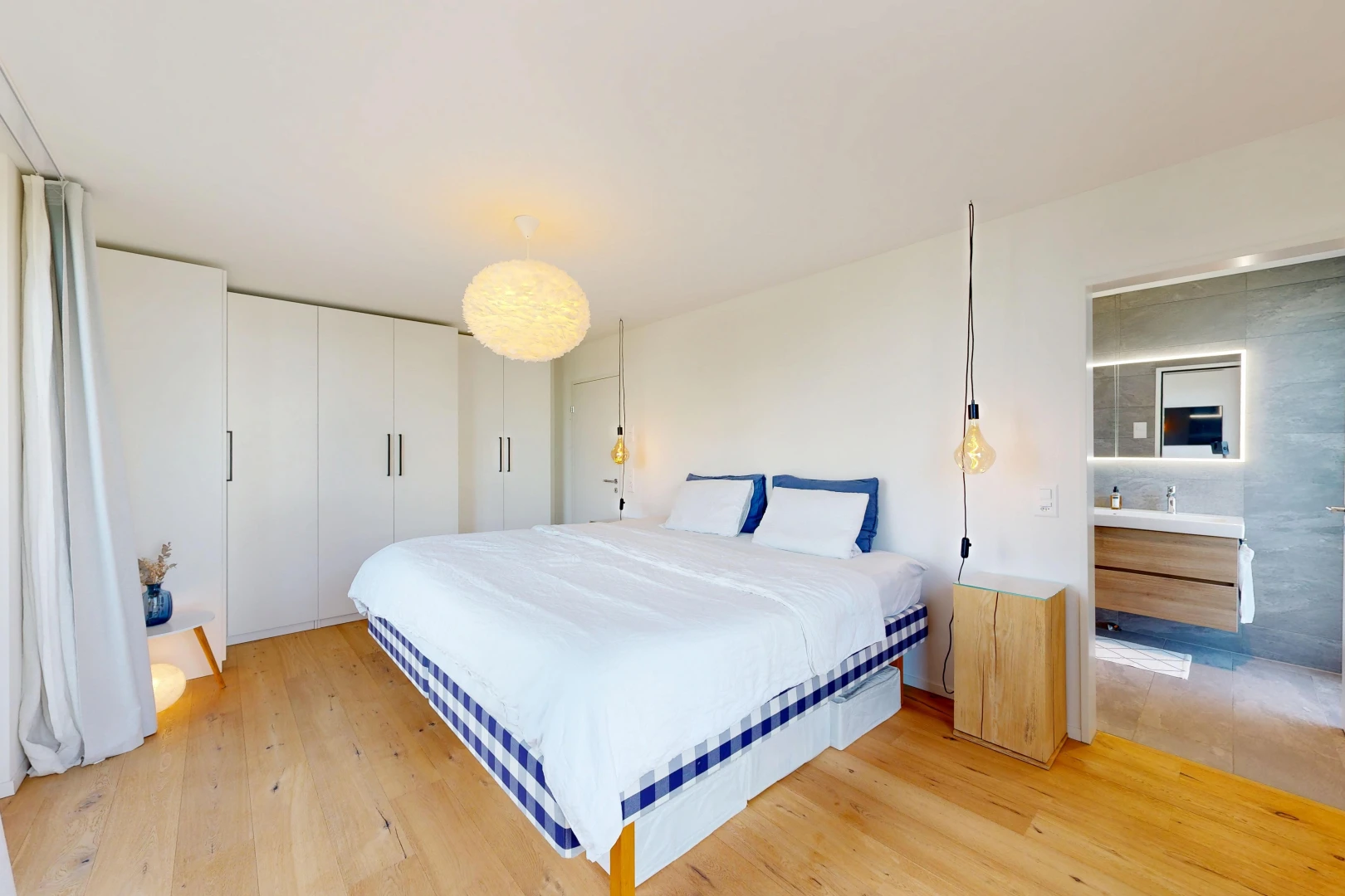zimmer / schlafzimmer mit kleiderschrank, wood finish floor, holzfußboden, inside property, und drywall