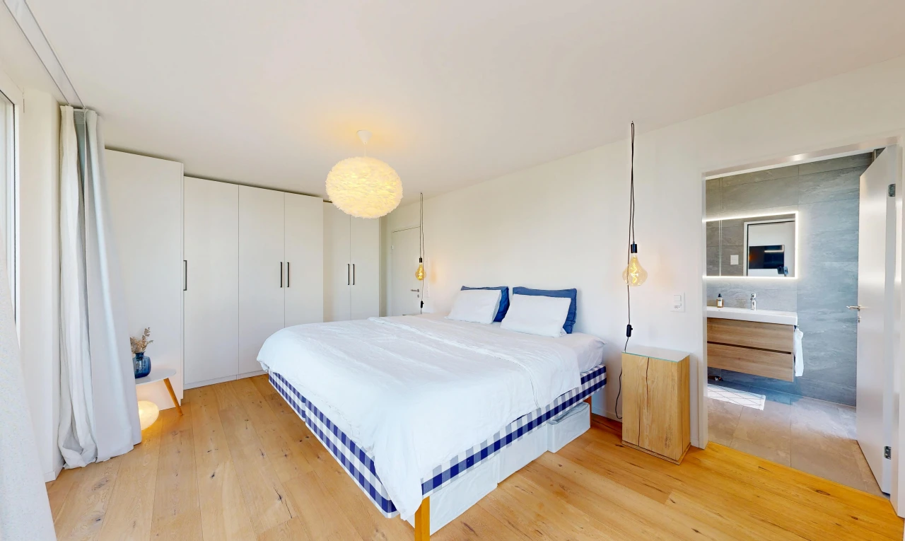 zimmer / schlafzimmer mit kleiderschrank, wood finish floor, holzfußboden, inside property, und drywall