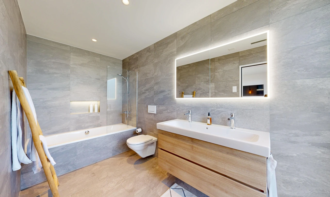 bad mit fliesenwand, tile wall, komplettes badezimmer, doppelwaschtisch, und kombiniertes bad / dusche