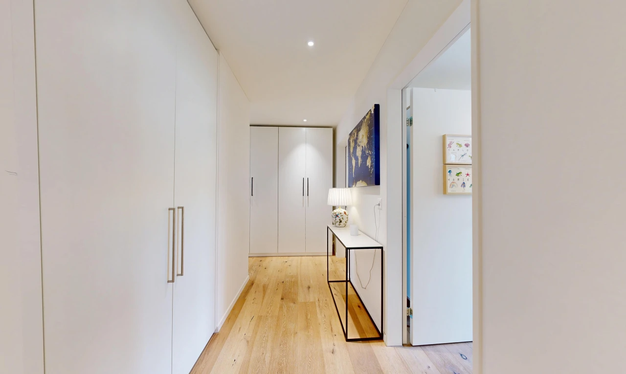 halle / korridor mit light floor, wood finish floor, holzfußboden, inside property, und drywall