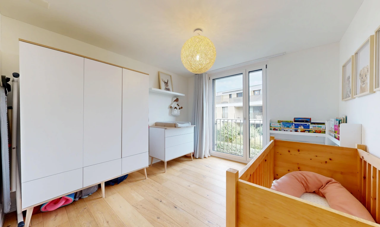 zimmer / schlafzimmer mit wood finish floor, holzfußboden, drywall, gipskartonwand, und inside property