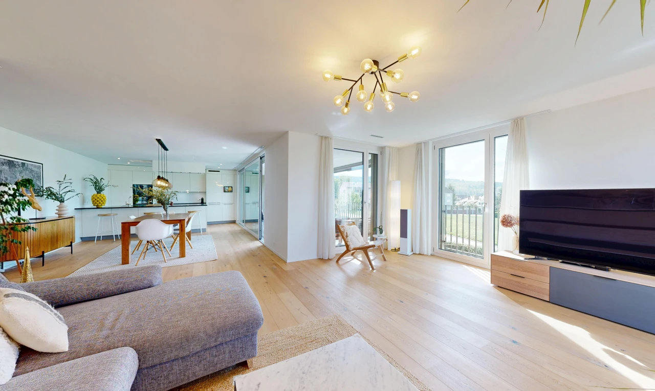 wohn- / esszimmer mit fernseher, gipskartonwand, drywall, außenzugang, und holzfußboden