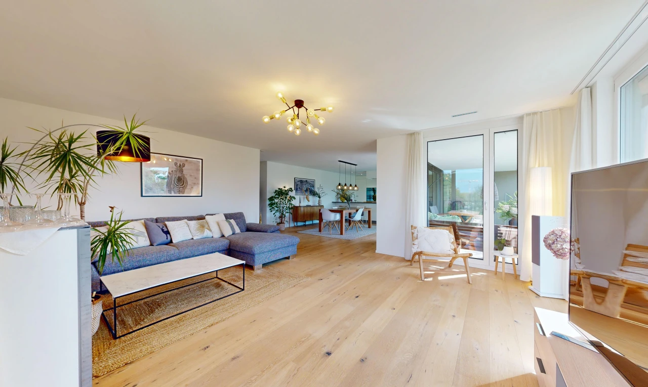 wohnzimmer mit fernseher, wood finish floor, holzfußboden, drywall, und gipskartonwand