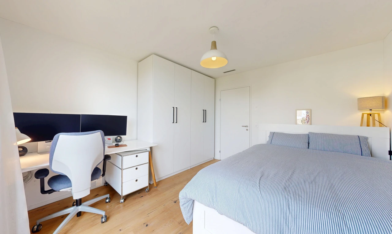 zimmer / schlafzimmer mit gipskartonwand, drywall, holzfußboden, wood finish floor, und fernseher