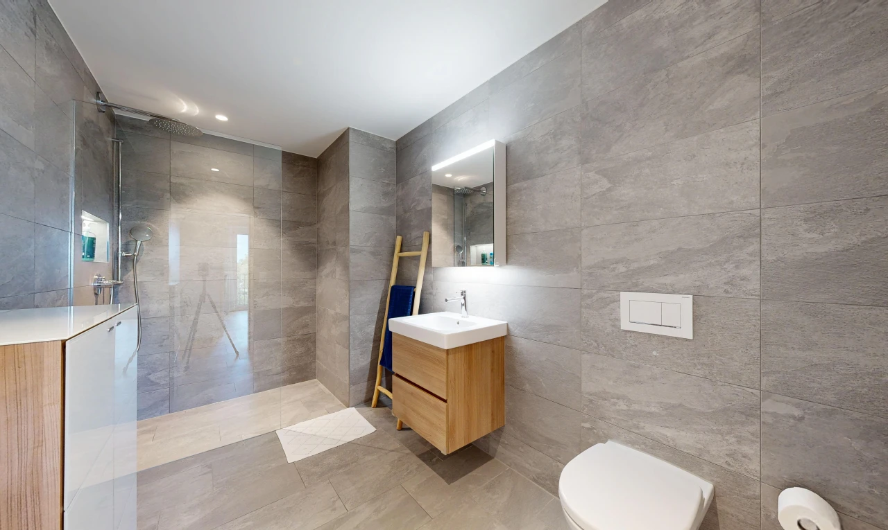 bad mit tile wall, fliesenwand, dusche, schminktisch, und komplettes badezimmer