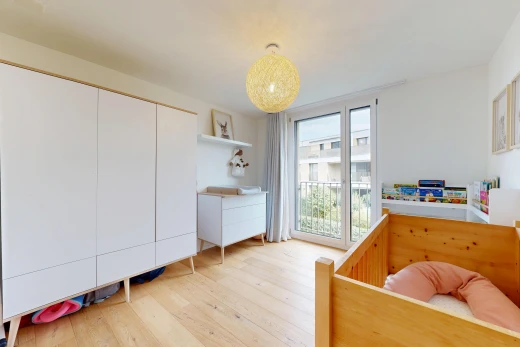 zimmer / schlafzimmer mit wood finish floor, holzfußboden, drywall, gipskartonwand, und inside property