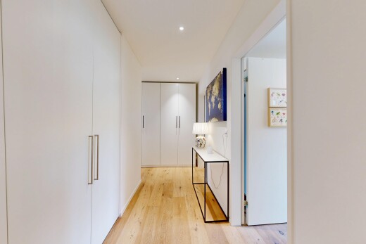 couloir avec light floor, wood finish floor, sol en finition bois, inside property, et drywall