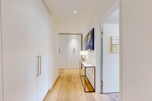 halle / korridor mit light floor, wood finish floor, holzfußboden, inside property, und drywall
