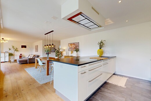 cuisine avec flat panel cabinets, armoires à panneau plat, white cabinets, armoires blanches, et dark countertops