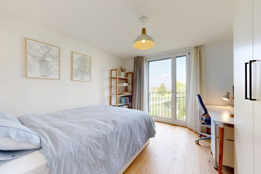 chambre avec accès à l'extérieur, espace bureau, éclairage suspendu, day time, et sol en finition bois