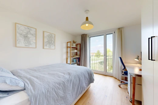 zimmer / schlafzimmer mit außenzugang, bürobereich, pendelleuchte, day time, und holzfußboden