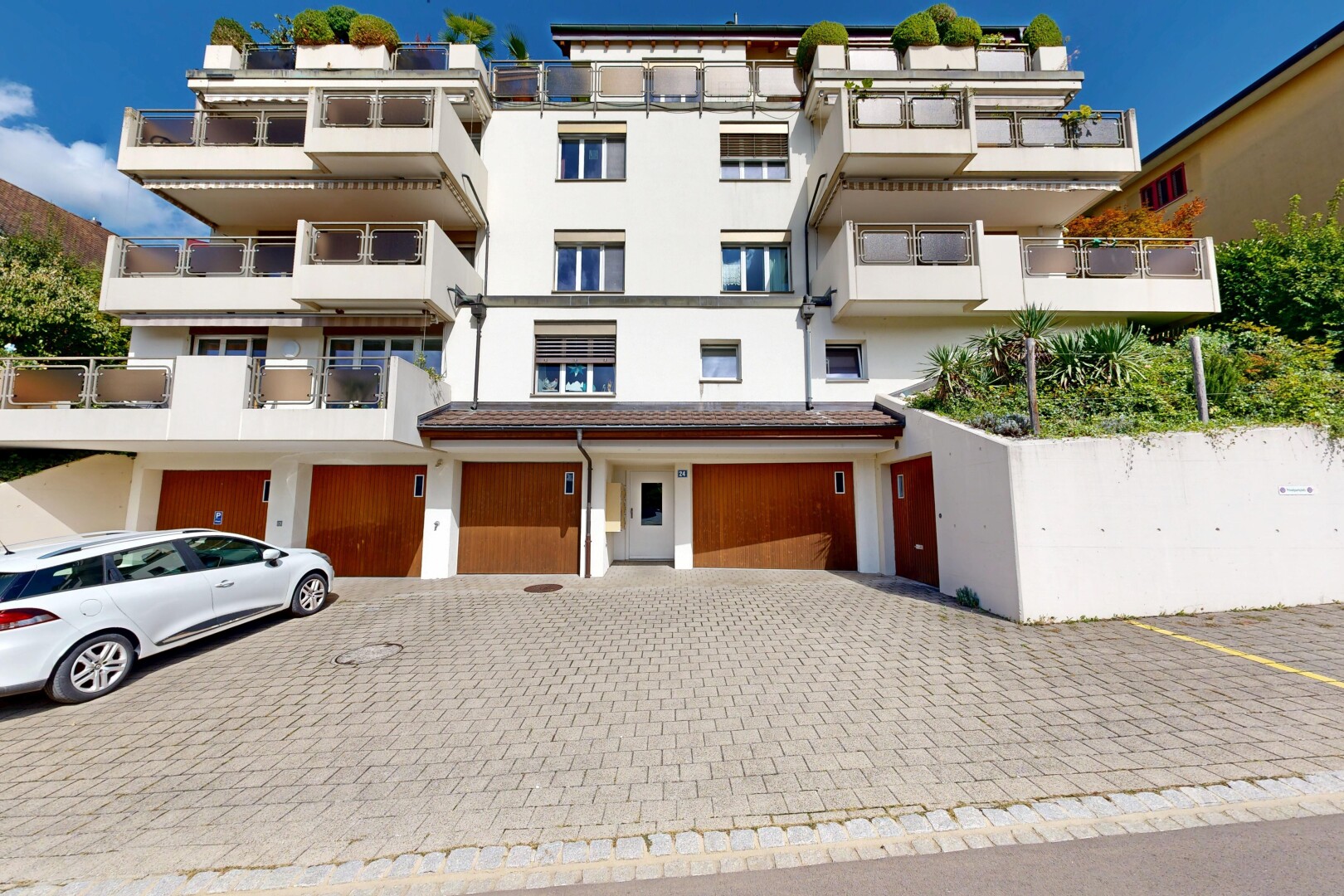 außenansicht mit day time, auffahrt, property visible, blick auf wohnanlage, und apartment complex view