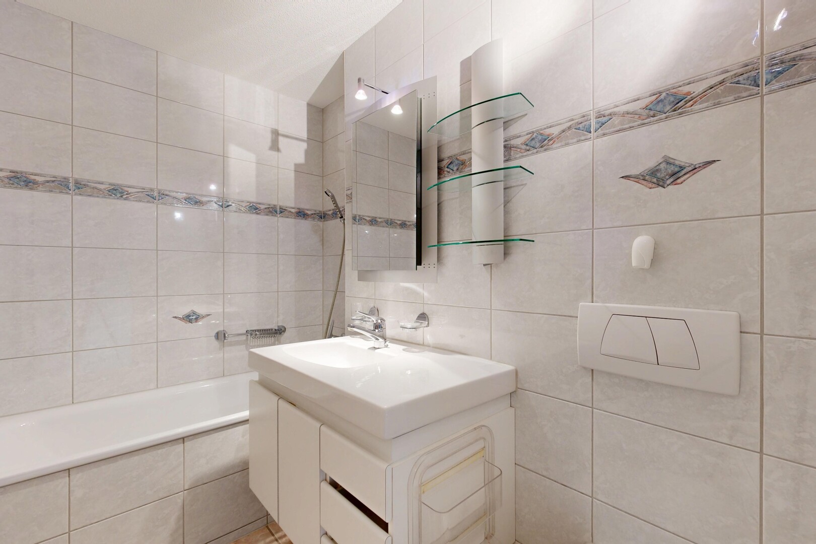 bad mit spiegel, fliesenwand, tile wall, komplettes badezimmer, und schminktisch