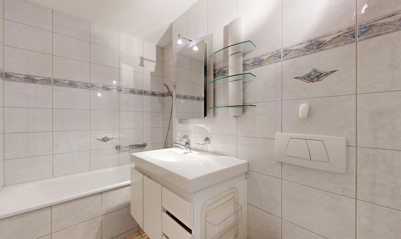 bad mit spiegel, fliesenwand, tile wall, komplettes badezimmer, und schminktisch