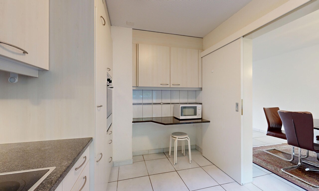 küche mit küchenbar, fliesenboden, tile floor, inside property, und mikrowelle