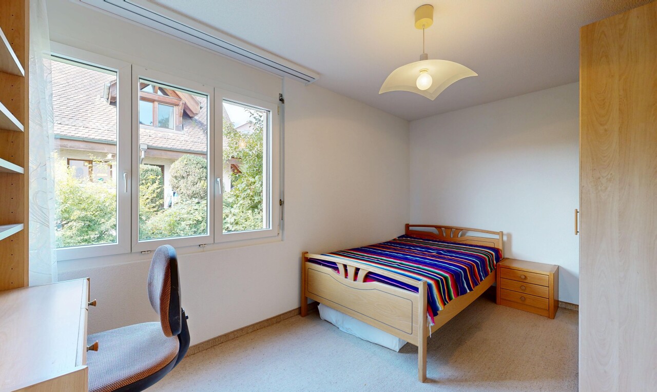 zimmer / schlafzimmer mit natürliches licht, natural light, gipskartonwand, drywall, und inside property
