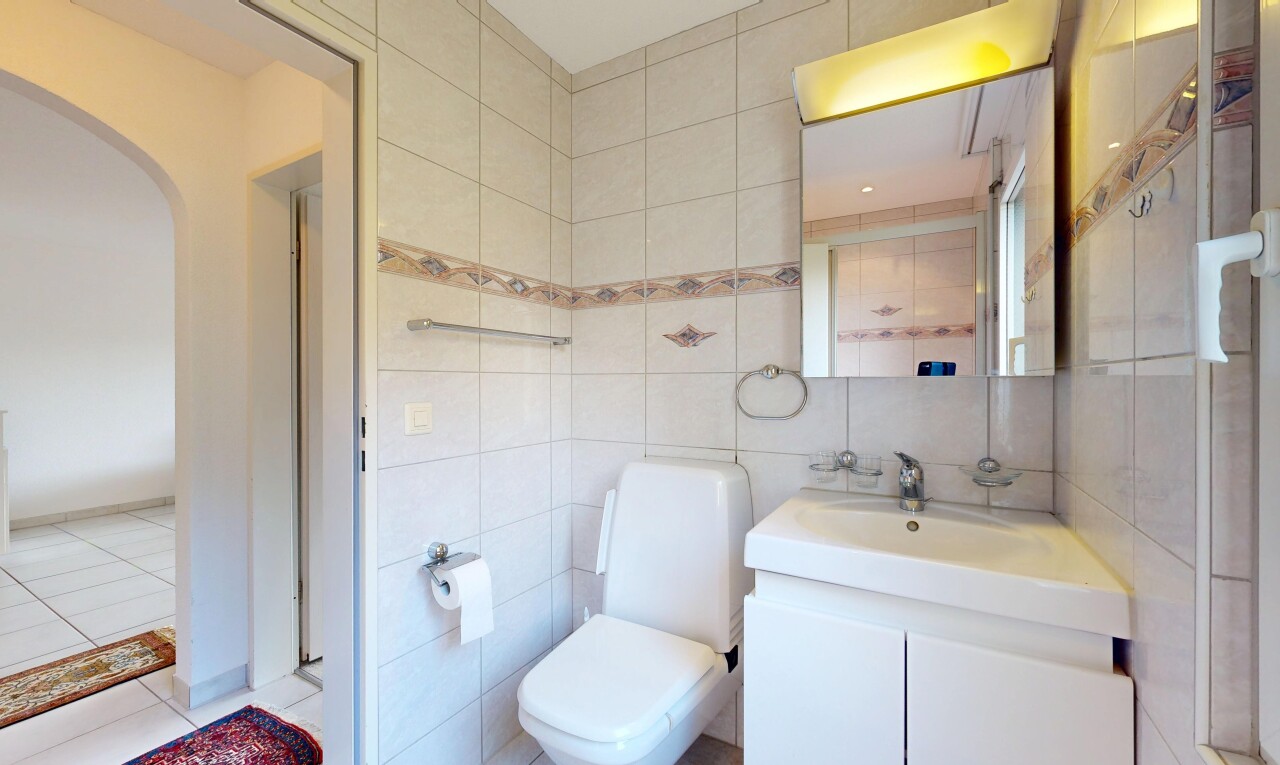 bad mit spiegel, schminktisch, fliesenwand, tile wall, und inside property