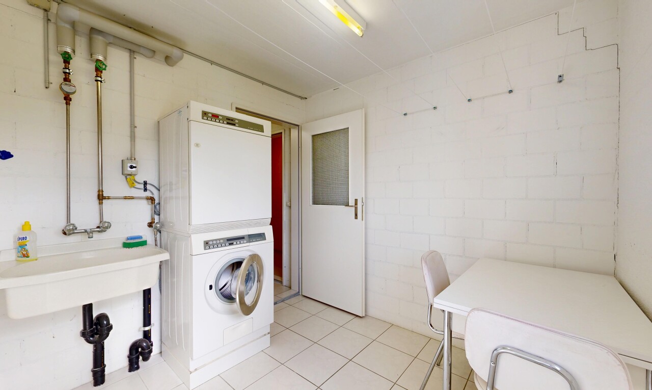 wäschekammer mit wäscherei, fliesenboden, tile floor, und inside property