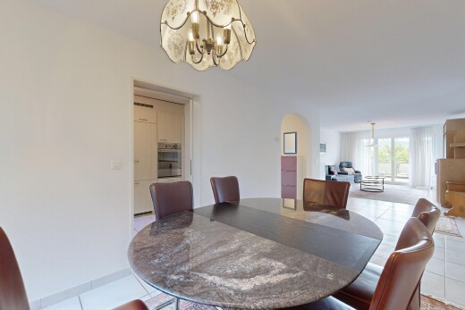 esszimmer mit bemerkenswerter kronleuchter, gewölbte gehwege, gipskartonwand, drywall, und fliesenboden