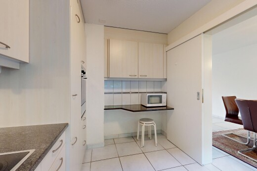 küche mit küchenbar, fliesenboden, tile floor, inside property, und mikrowelle