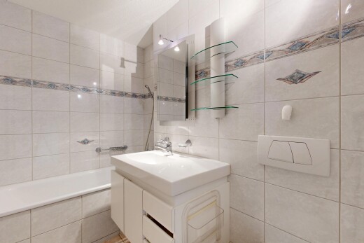 bad mit spiegel, fliesenwand, tile wall, komplettes badezimmer, und schminktisch