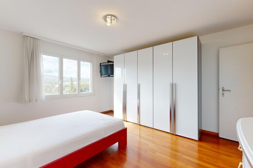 zimmer / schlafzimmer mit natürliches licht, natural light, holzfußboden, wood finish floor, und gipskartonwand