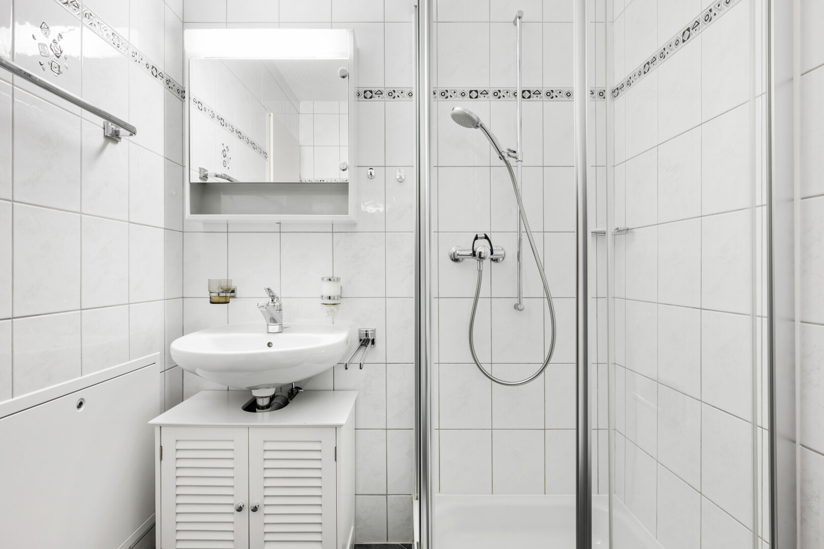 salle de bains avec miroir, douche, salle de bain complète, mur en carrelage, et tile wall